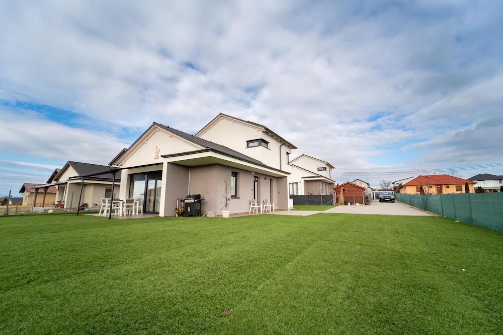 Abg House Ecser Экстерьер фото